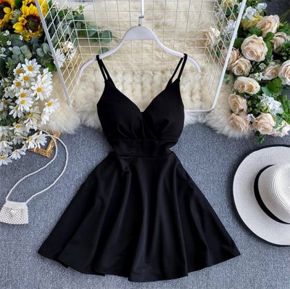 Разкроена черна рокля с презрамки