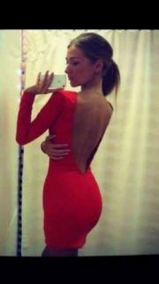 червена рокля с гол гръб